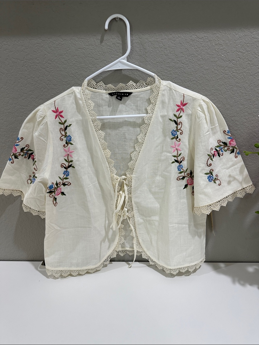Art to wear Lace-Trim Cream Embroidered Tie-Front Blouse - 100% Cotton size L